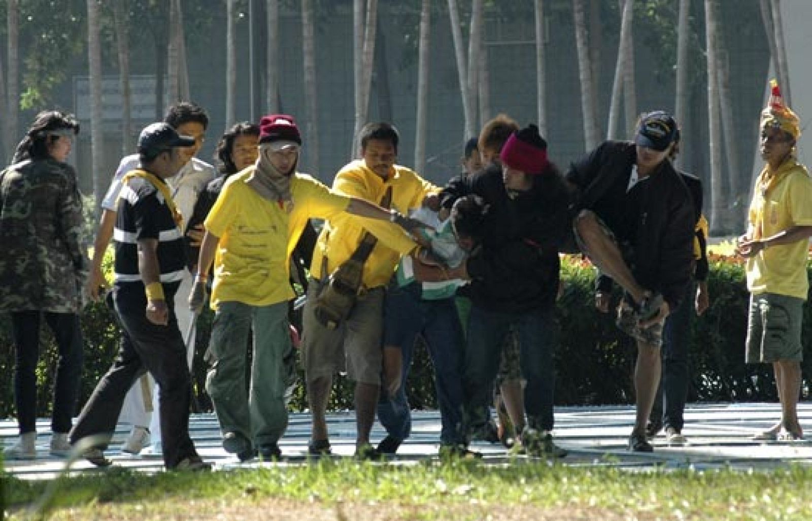 En Tailandia un manifestante ha muerto al estallar un artefacto en el aeropuerto internacional de Bangkok, que sigue ocupado por miles de opositores al gobierno.
