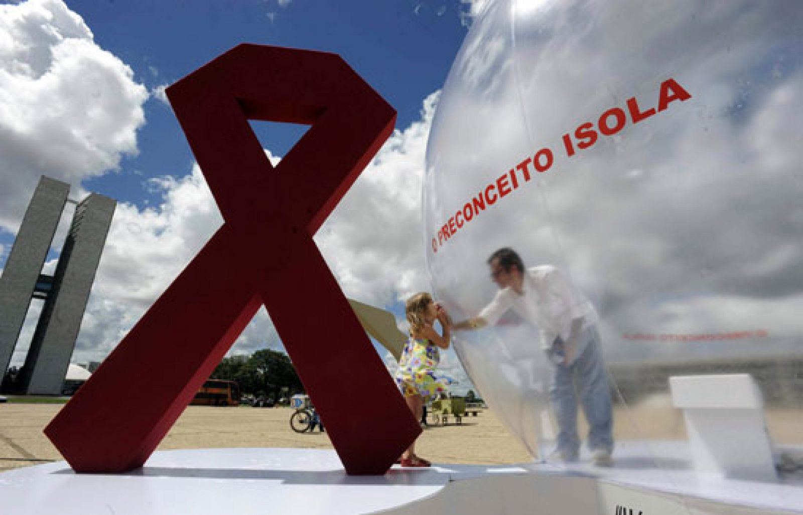 Hoy se ha celebrado el Día Mundial contra el SIDA, una enfermedad que se descubrió hace 25 años y que todavía no tiene cura.