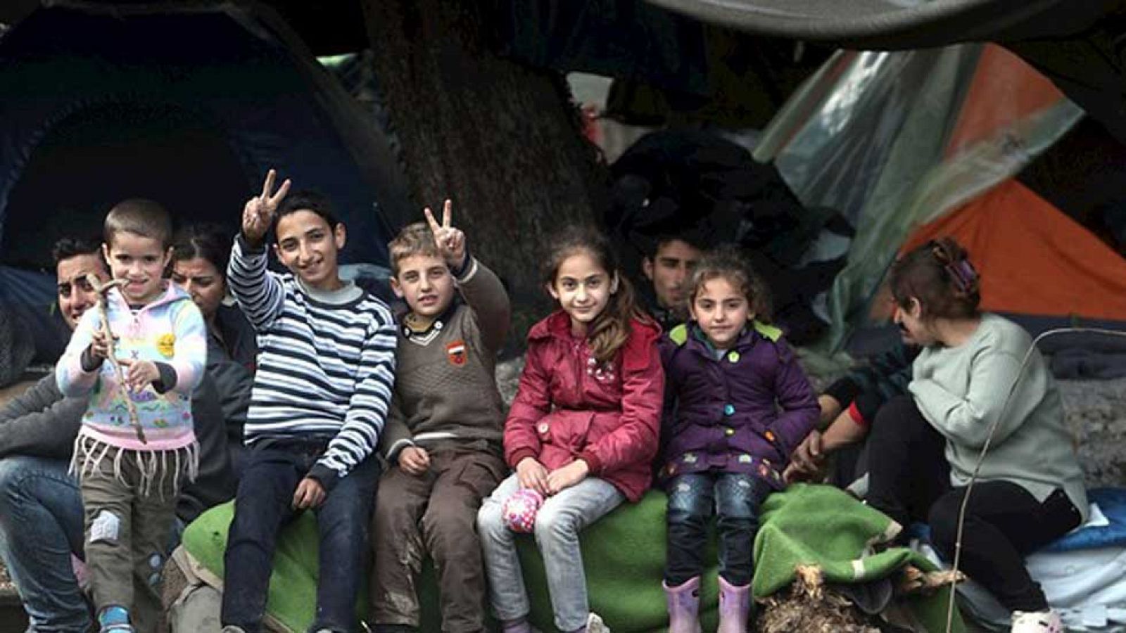 Los miles de inmigrantes atrapados en Idomeni aguardan con esperanza los resultados de la cumbre europea