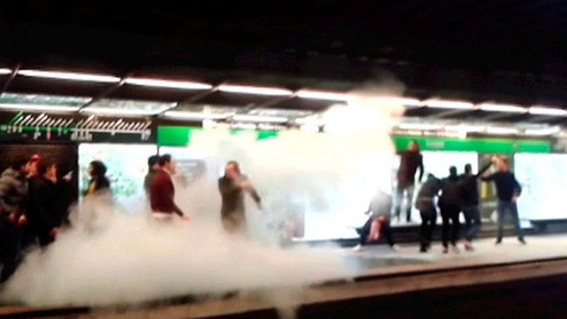 Seguidores del Arsenal entran a gritos, algunos sin pagar y vacían extintores en el andén