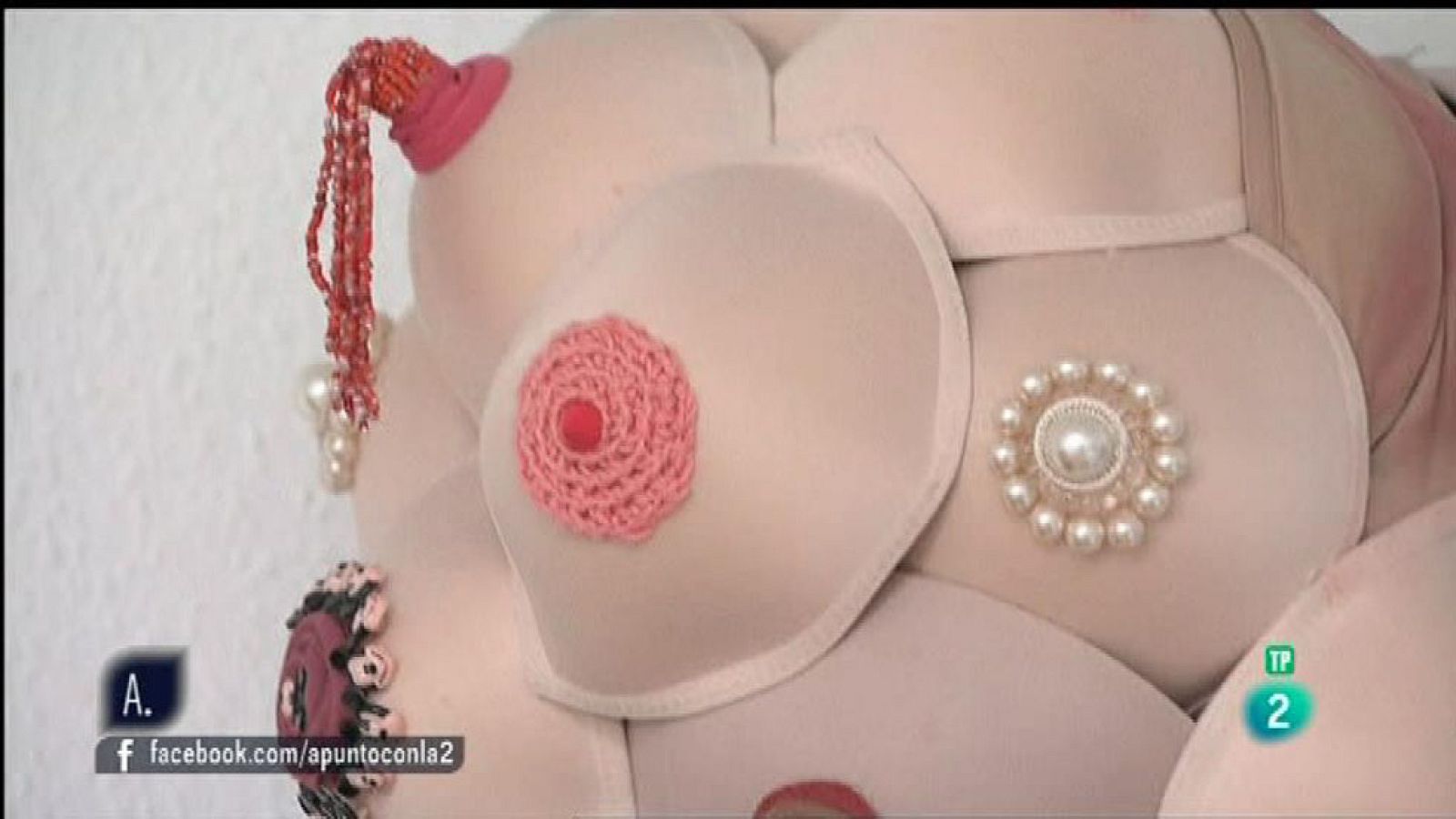 A punto con La 2 - Reciclando - Diseño de ropa feminista: bolso-sujetador