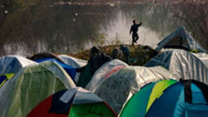 Las ONG ayudan a los miles de refugiados que siguen esperando en el campamento de Idomeni