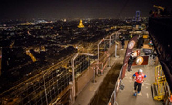 Récord en la 'cronoescalada' a pie de la Torre Eiffel