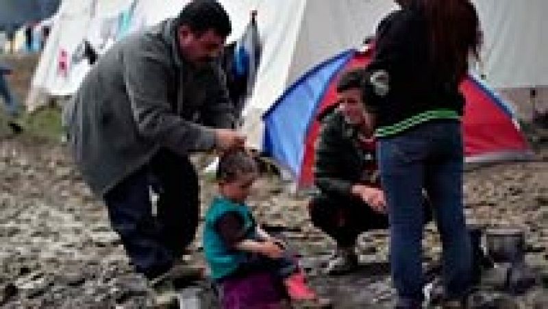 Raparse para evitar los piojos en Idomeni