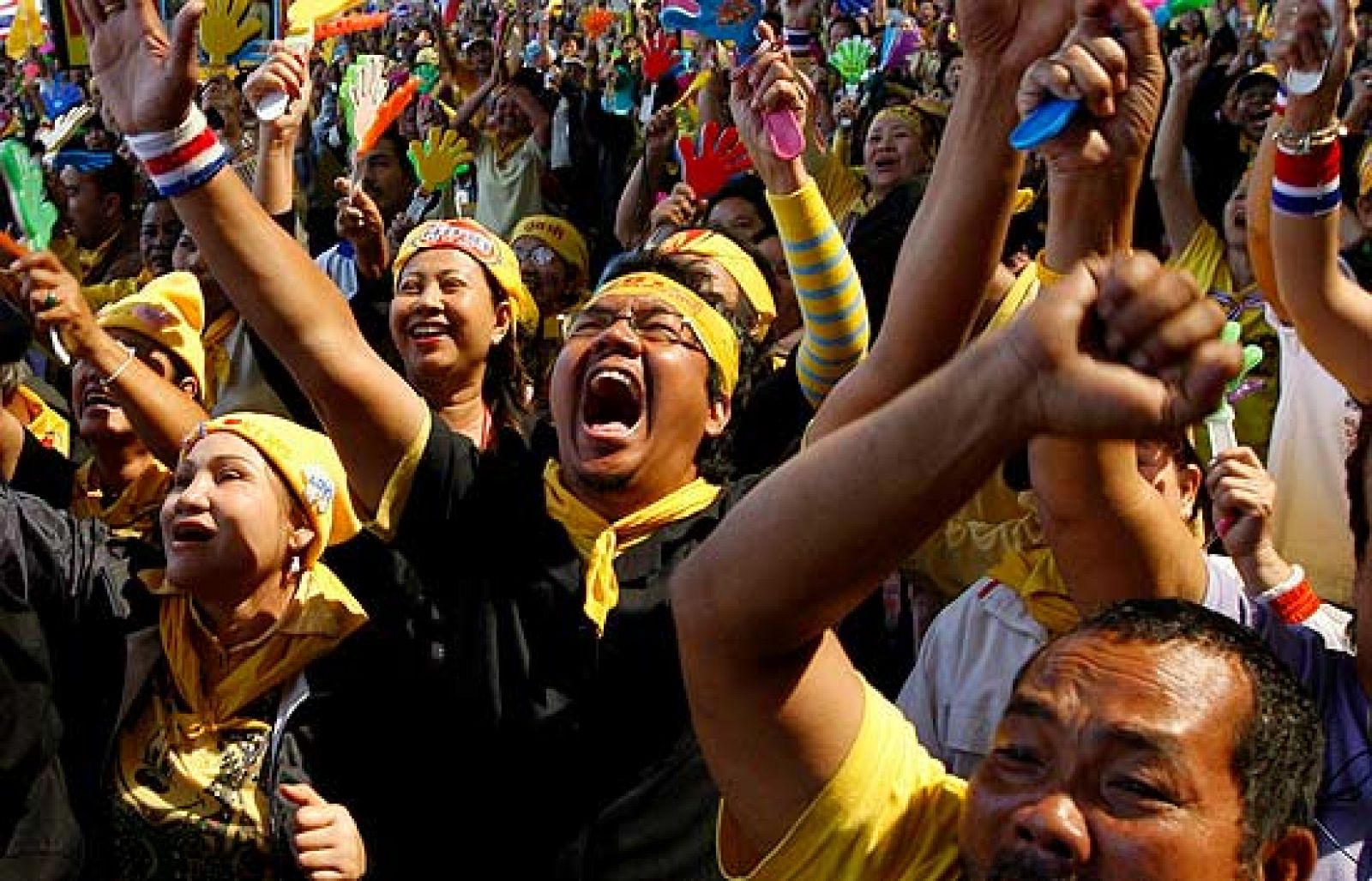 Disuelven el partido gobernante de Tailandia