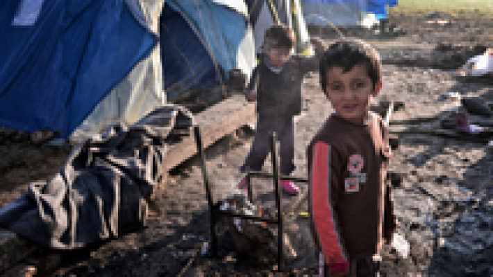 Los refugiados de Idomeni resisten a la lluvia, las infecciones respiratorias y a la brutalidad policial