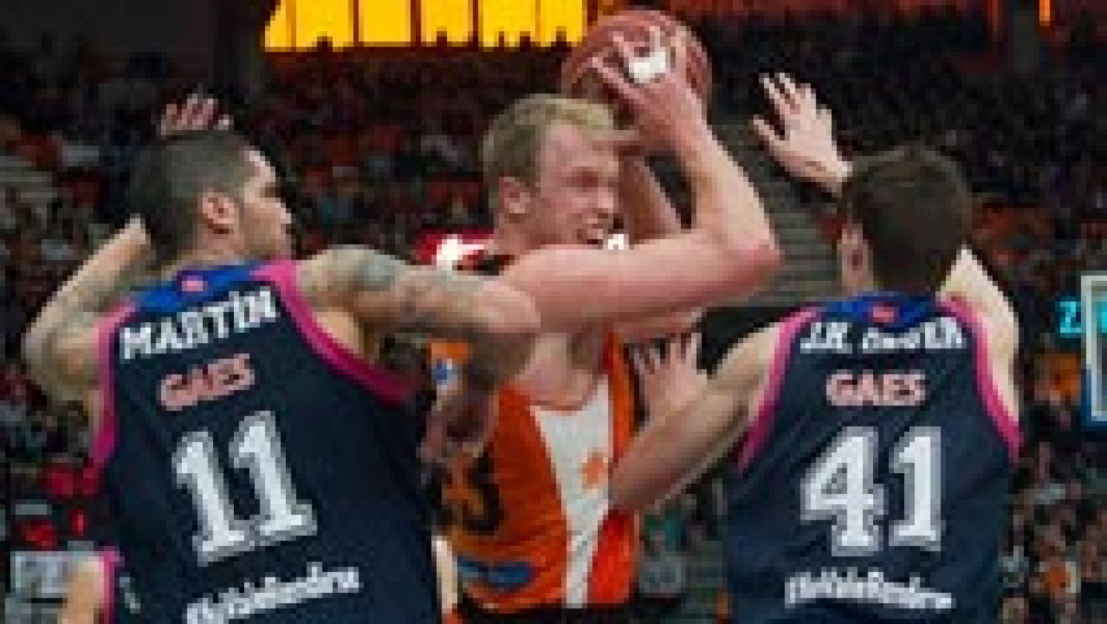 El Valencia Basket se descuelga del Barcelona tras su sorpredente derrota en casa ante el Movistar Estudiantes (62-68). Liderados por Nacho Martín (17 puntos), los colegiales tomaron la Fonteta y continúa su escalada hacia la salvación.