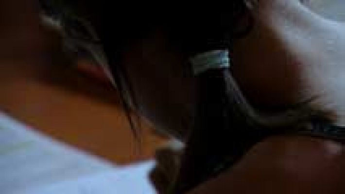 Telediario 1 - Dos parejas detenidas en Almuñécar por concertar la boda de sus hijas de a cambio de dinero