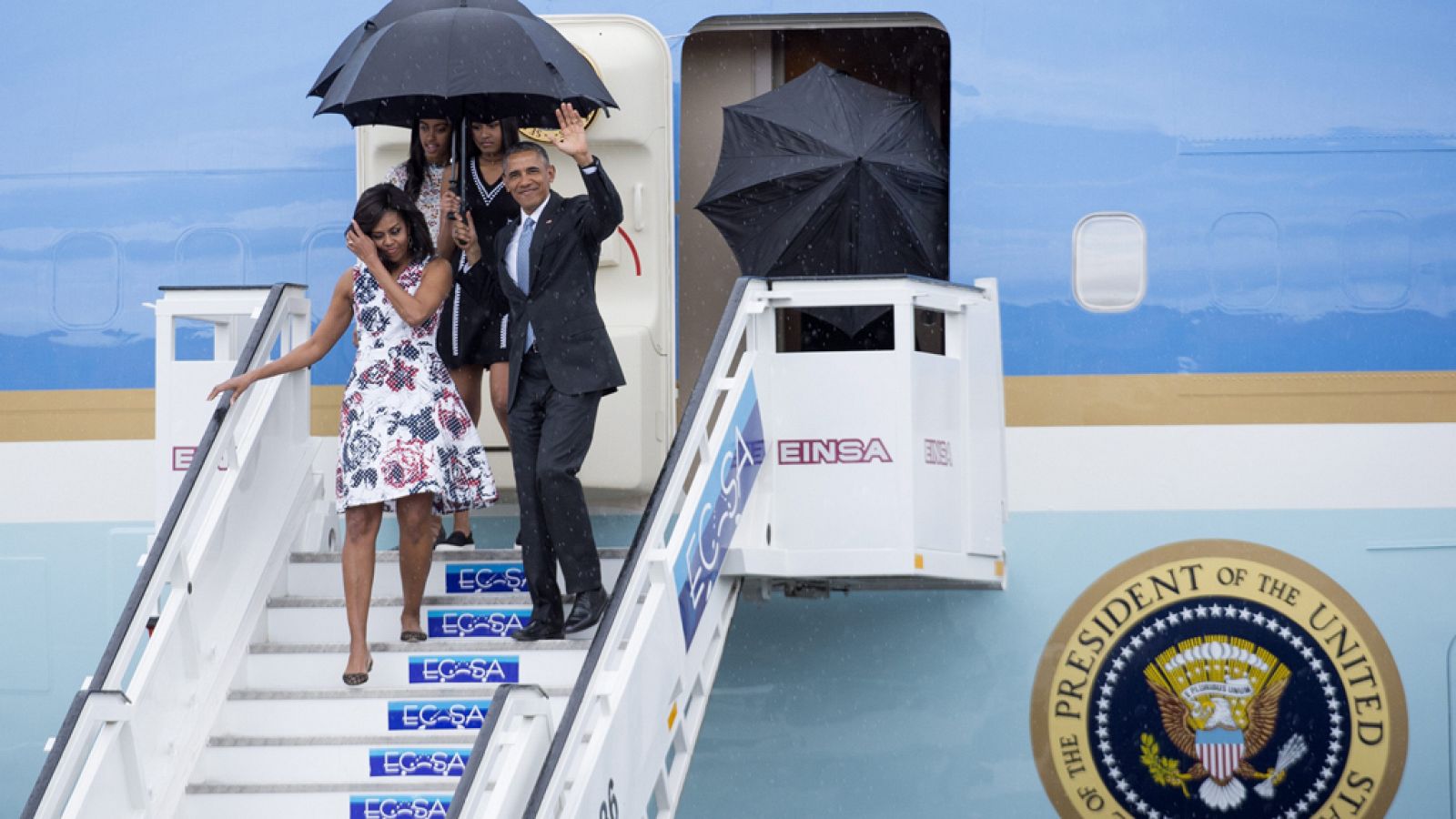 Telediario 1: Momento de la llegada de Barack Obama al Aeropuerto de La Habana | RTVE Play