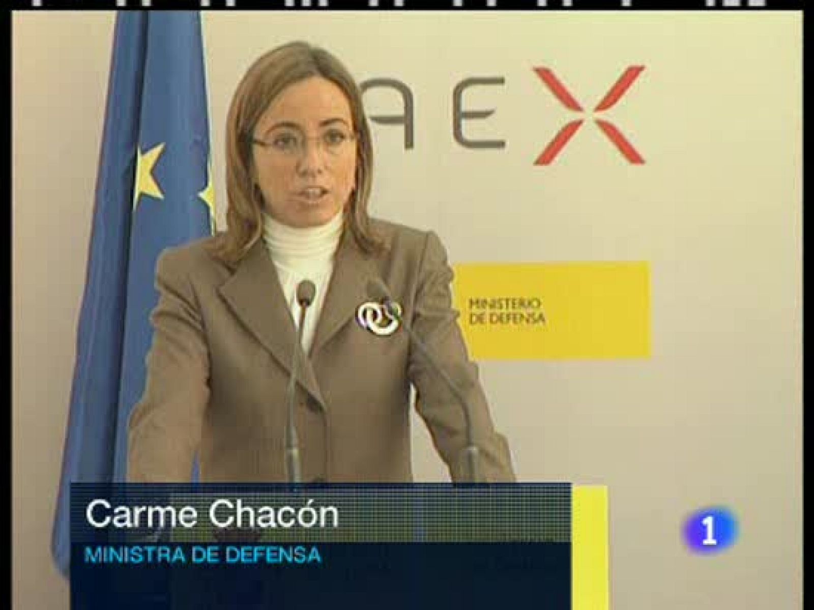 Lo ha anunciado la ministra Carme Chacón que hoy en Cáceres ha visto cómo se desactiva este tipo de municiones. Una empresa extremeña es la encargada de hacerlo y de momento ya se ha inutilizado un centenar de las más de 5.000 bombas de racimo que tenían las fuerzas armadas. El tratado de Dublín que España firmó la pasada primavera da un plazo de 12 años para que cada país se deshaga de este tipo de armamento, pero según la ministra de Defensa España quiere liderar ese proceso liquidándolas en seis meses.