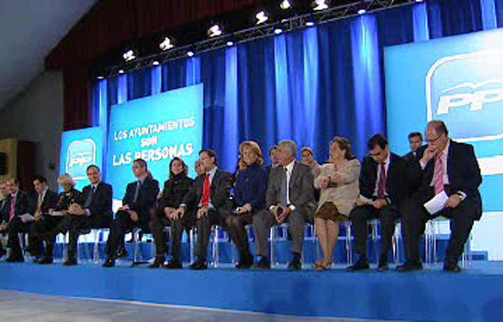  Todos coinciden en criticar, por insuficientes, las ayudas que el gobierno aprobó para los municipios. El Gobierno insiste en que esas medidas crearán hasta 300.000 empleos.