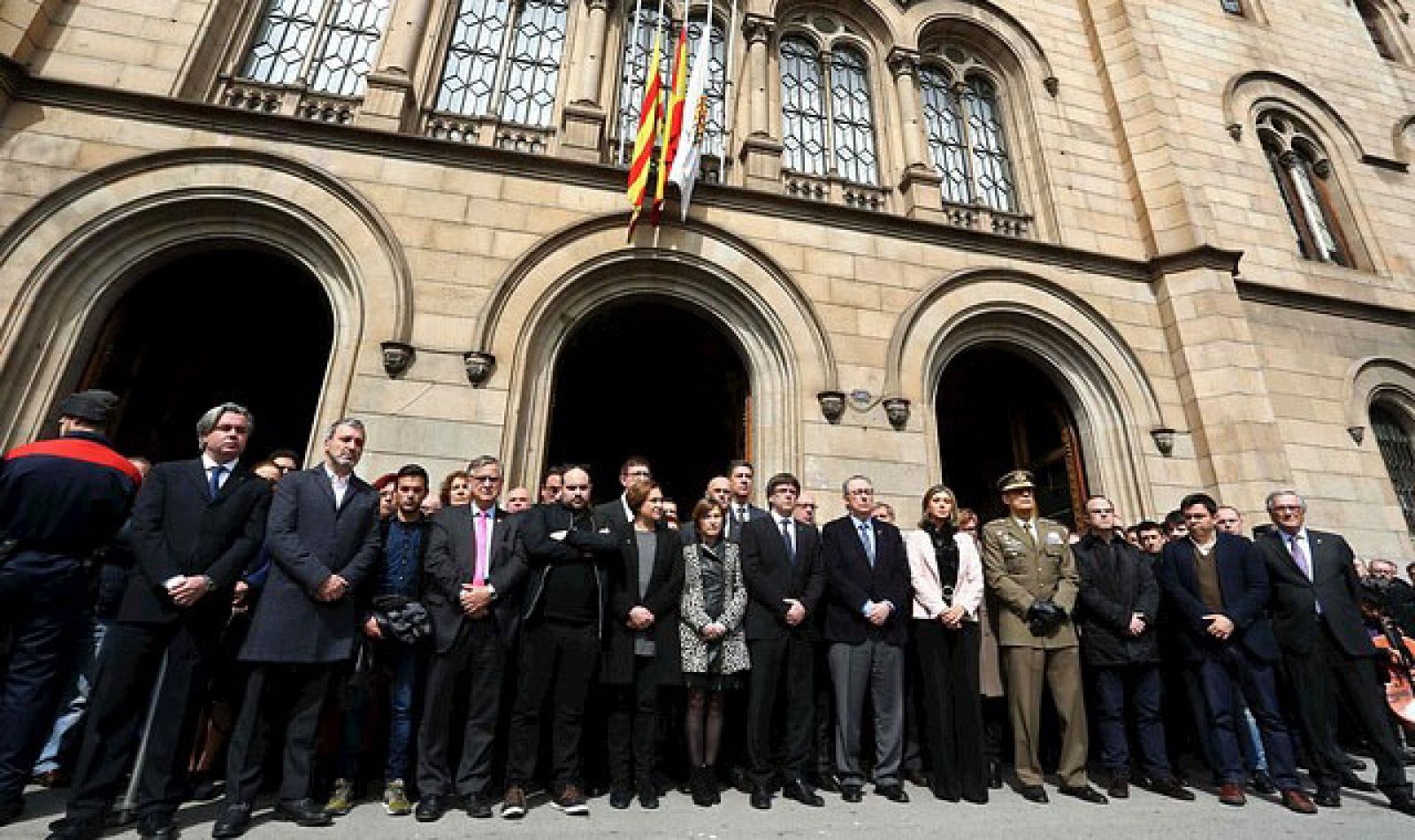 Informativo 24h: Concentración y homenaje en la universidad de Barcelona a las víctimas del accidente de autobús en Tarragona | RTVE Play