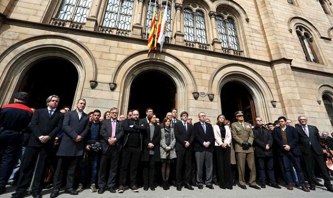 Concentración y homenaje en la universidad de Barcelona a las víctimas del accidente de autobús en Tarragona