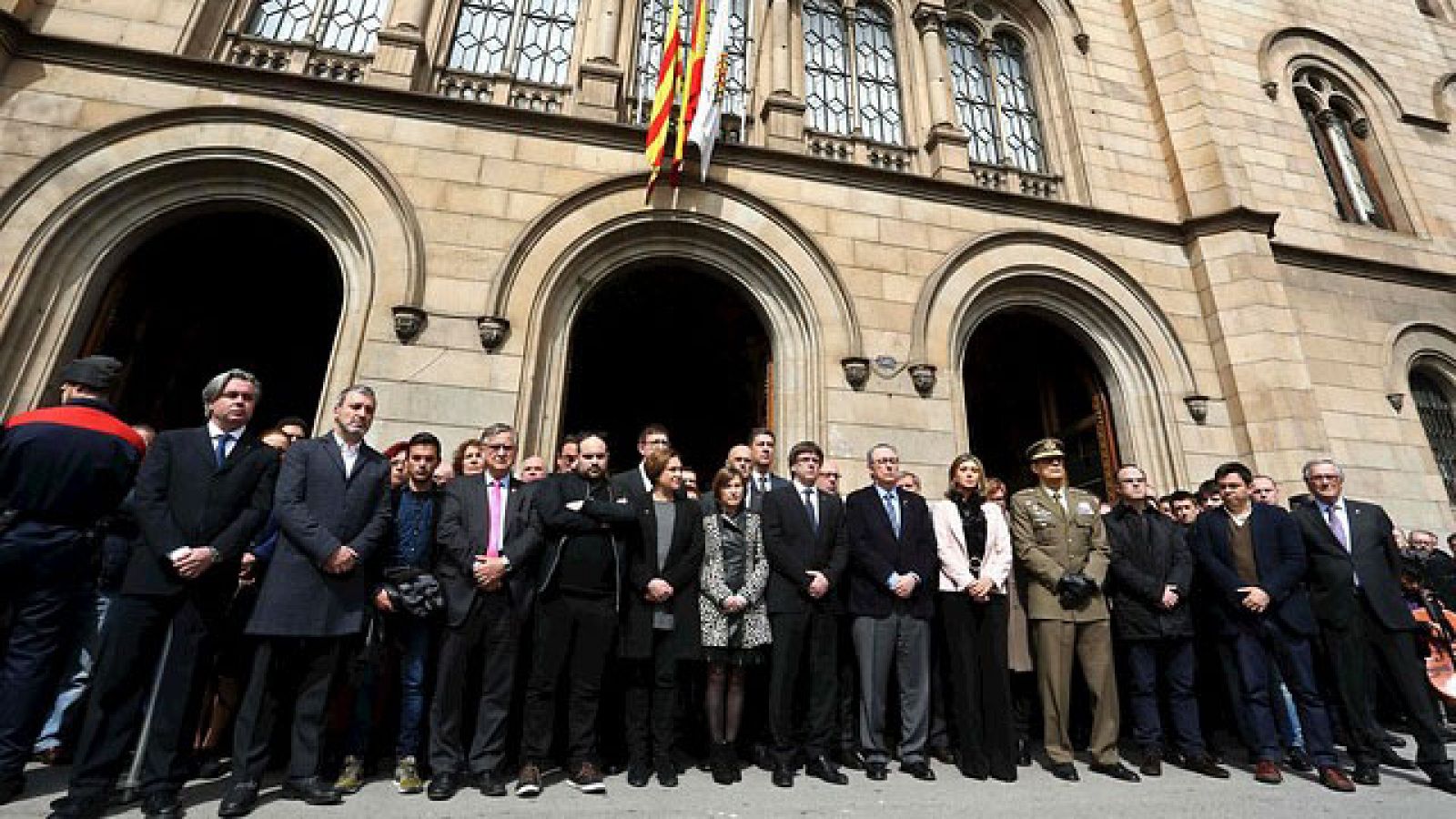 Concentración y homenaje en la universidad de Barcelona a las víctimas del accidente de autobús en Tarragona