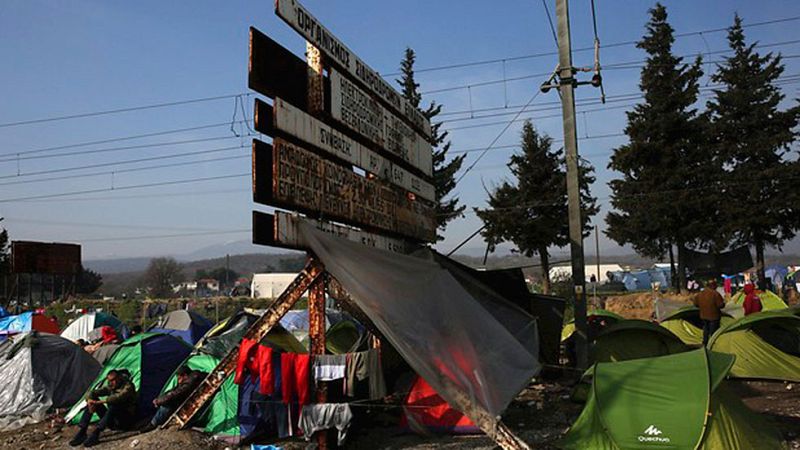 Los refugiados siguen llegando a Grecia pese a la amenaza de expulsión de la Unión Europea