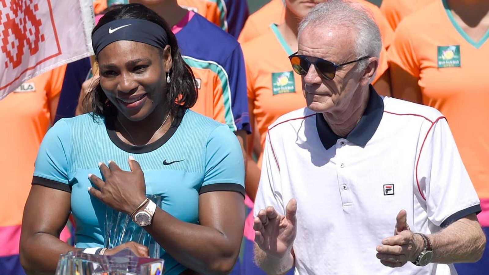 El director del torneo de Indian Wells, el sudafricano Raymond Moore, ha asegurado que las mujeres tenistas deberían arrodillarse "todas las noches" y dar "gracias a Dios" del éxito de compañeros como el suizo Roger Federer o el español Rafa Nadal, ya que "se aprovechan del éxito de los hombres"."En mi próxima vida, yo quiero ser jugadora de la WTA, ya que se aprovechan del éxito de los hombres. No toman ninguna decisión y tienen suerte, son muy, muy afortunadas", declaró el mandatario, de 69 años, antes los medios de comunicación.
