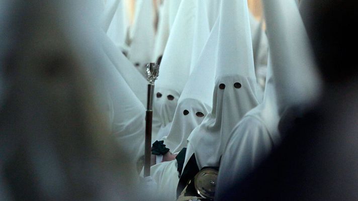 Telediario 1 - La lluvia obliga a cancelar o modificar algunas de las procesiones del Lunes Santo en Sevilla