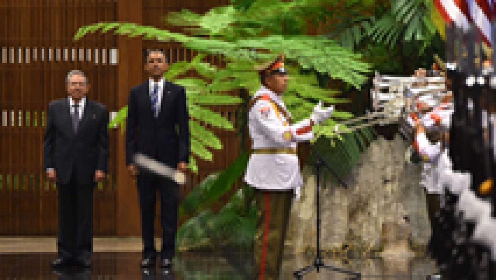 Informativo 24h: Los himnos de Estados Unidos y de Cuba han sonado en La Habana en presencia de Raúl Castro y Obama | RTVE Play
