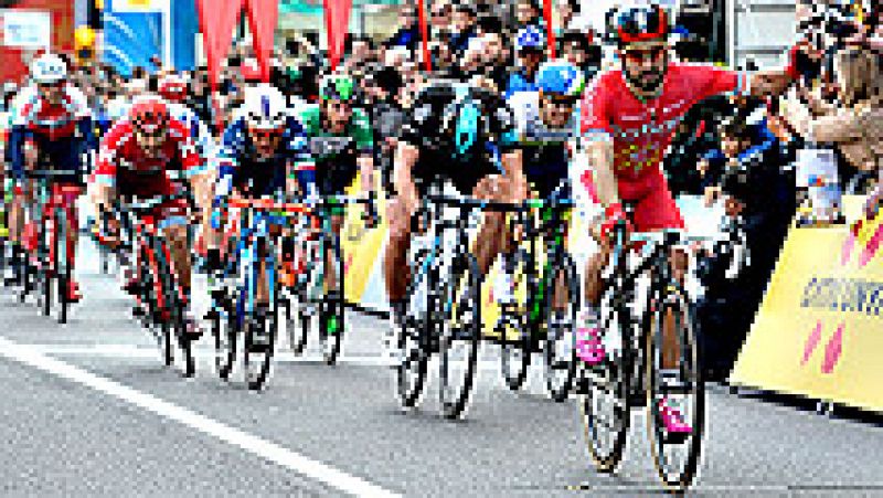 El francés Nacer Bouhanni (Cofidis) ha ganado hoy la primera etapa y se ha convertido en el primer líder de la Volta Ciclista a Cataluña, en una primera etapa en la que los favoritos para llevarse la ronda catalana no se han dejado sorprender. El vel