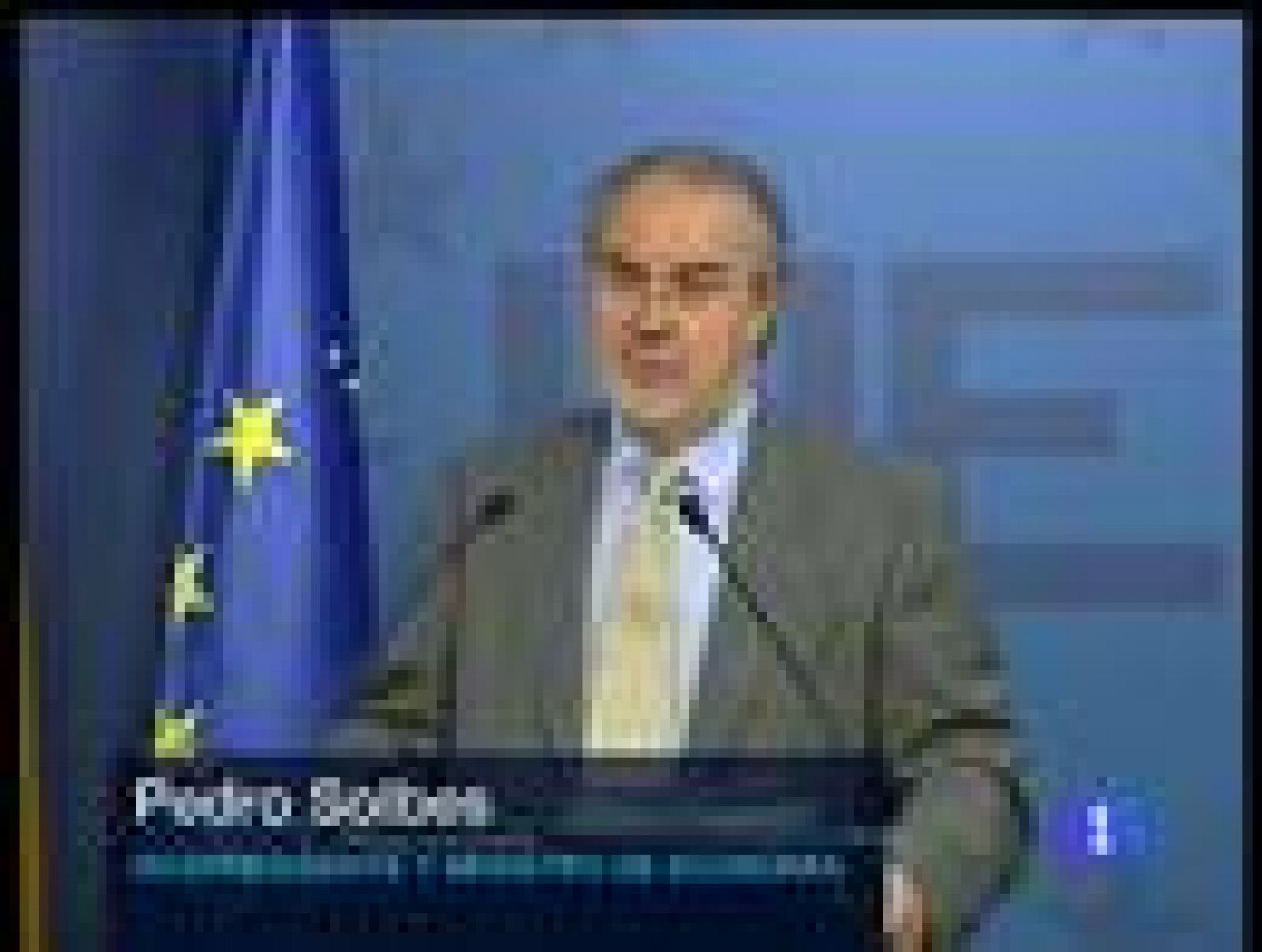 El vicepresidente segundo del Gobierno, Pedro Solbes, ha admitido que, si como anticipan todos los organismos internacionales el año próximo la situación económica global empeora, "existe el riesgo de que el paro aumente algo más".