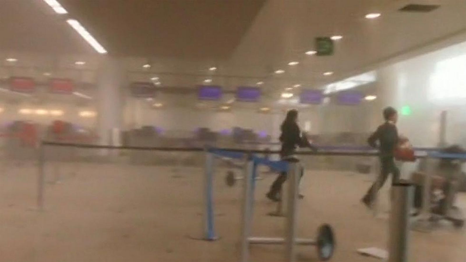 Atentados en Bruselas: Imágenes del interior del aeropuerto de Zaventem momentos después de la explosión