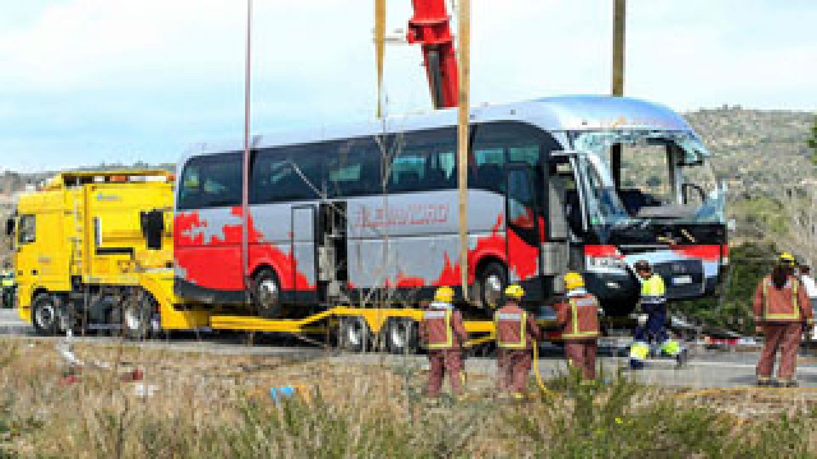 Telediario 1: Autorizan la repatriación de cuatro de las víctimas del accidente de autobús | RTVE Play