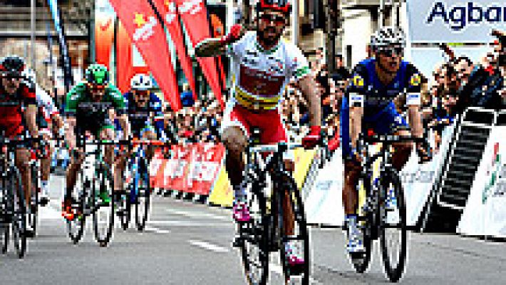 Bouhanni hace el doblete al esprint y refuerza su liderato en la Volta