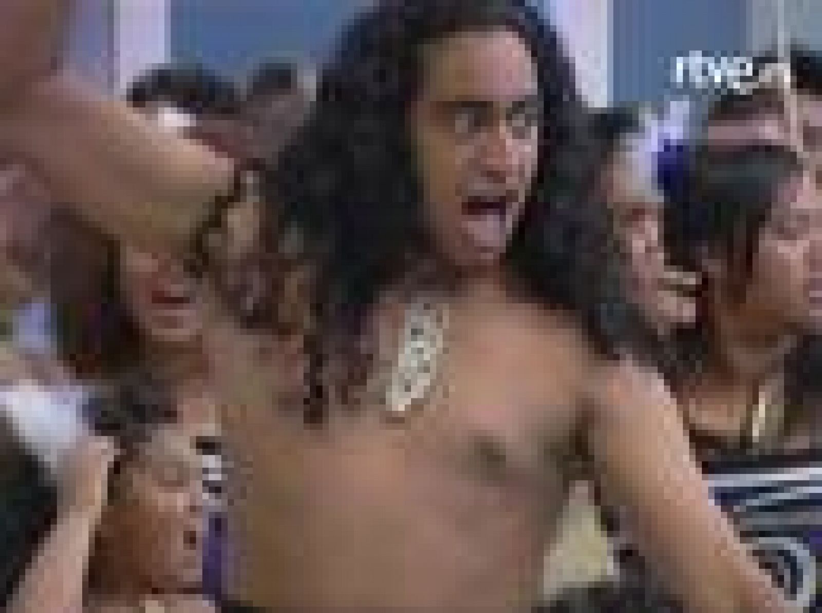 El futbolista de Los Angeles Galaxy David Beckham ha sido recibido en el aeropuerto de Auckland con un baile maorí.