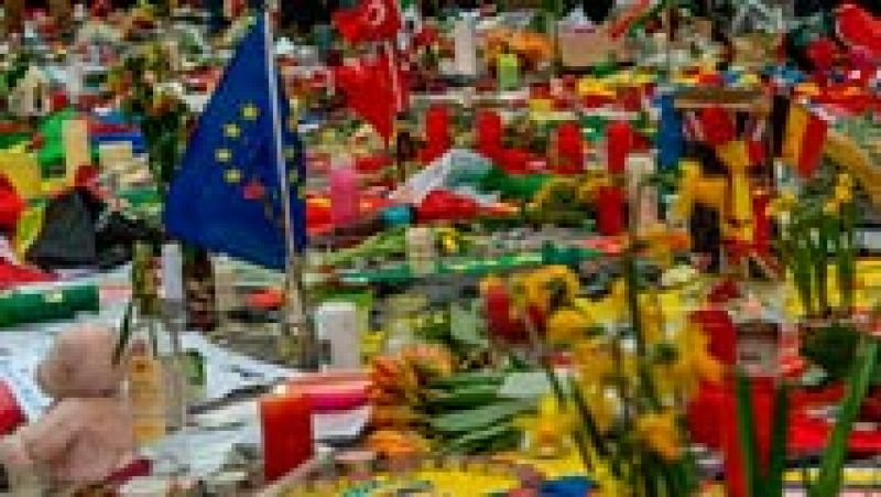Bruselas intenta recuperar la normalidad aunque no olvida a las víctimas