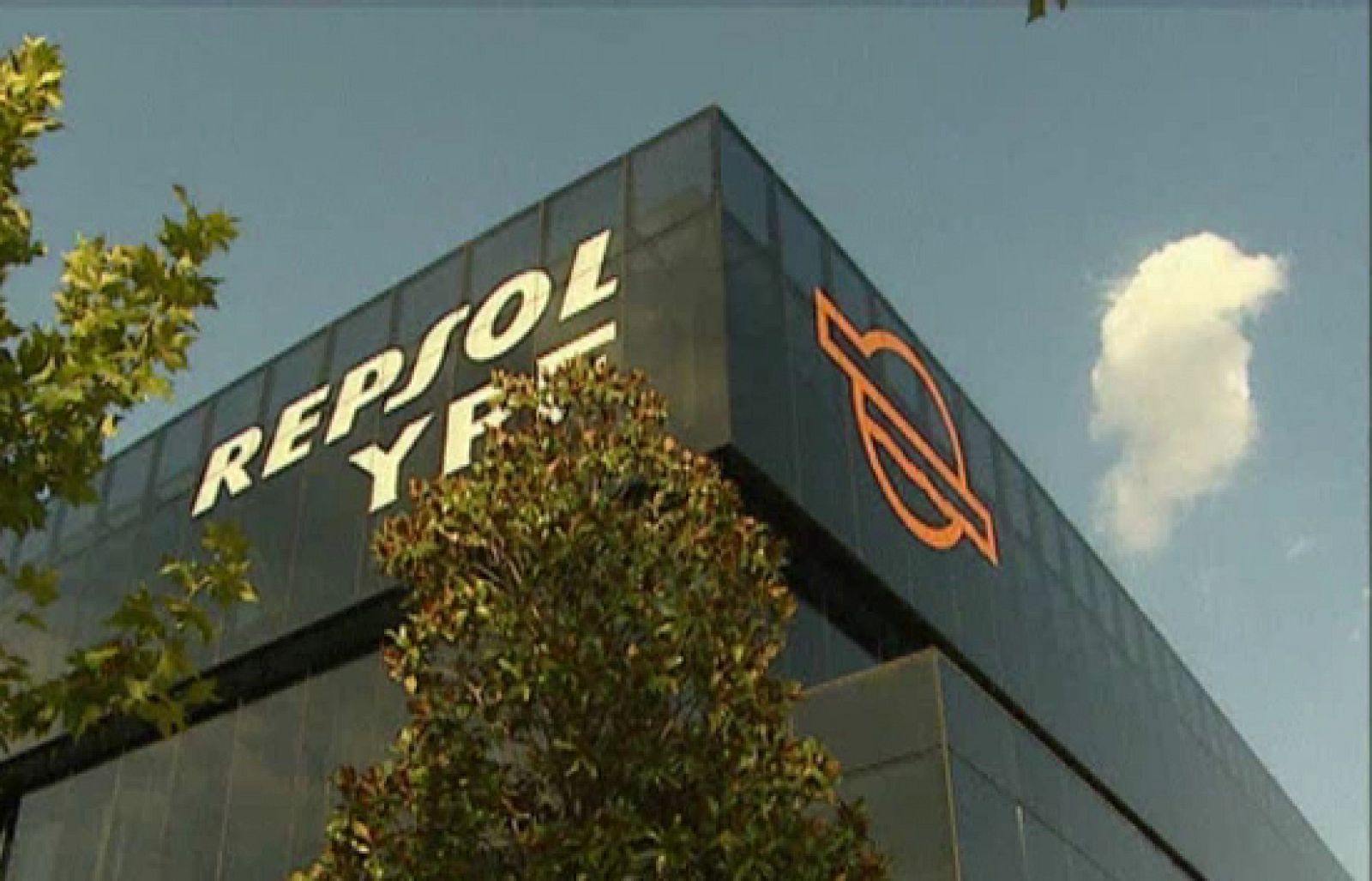  Se conformaría con una participación menor. Las negociaciones siguen adelante pero la petrolera rusa parece haber rebajado sus pretensiones...Ahora negocia la compra de un 20% de la energética española: un 10 a Sacyr-Vallehermoso y el otro 10 a La Caixa y Caixa Cataluña. Si, finalmente, la operación concluye en estos términos, la segunda petrolera rusa conseguiría una representación destacable en Repsol, pero no podría controlar la compañía... El presidente de la compañía ha insistido en que no estará al frente de Repsol si deja der ser privada, independiente y española.