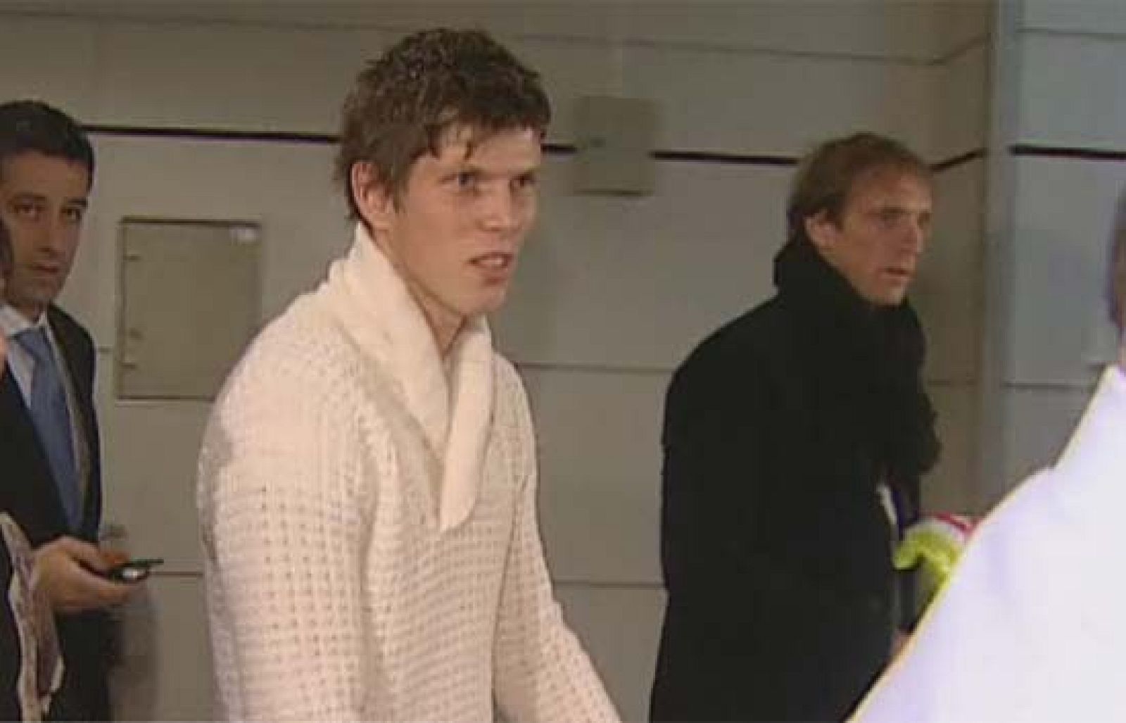 El delantero holandés Jan Huntelaar, nuevo fichaje del Real Madrid, llegó a Barajas procedente del Ajax de Amsterdam. El jugador pasará el reconocimiento médico para convertirse en el deseado sustituito de Ruud Van Nistelrooy. Una llegada que se buscaba desde hace tiempo, según Mijatovic 