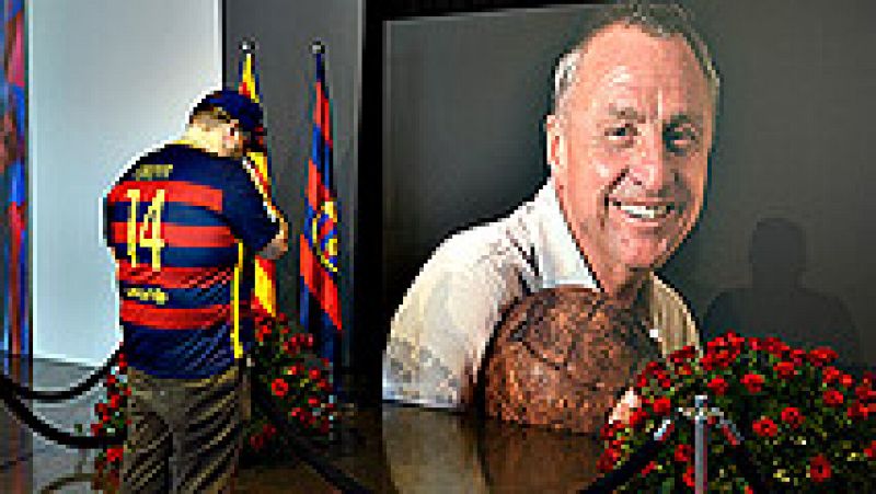 Más de 5.000 aficionados del FC Barcelona y del mundo del deporte  han asistido hasta las 13.30 horas de este sábado al espacio de  condolencias dedicado al exjugador y exentrenador del club, Johan  Cruyff, recientemente fallecido, y han podido hacer