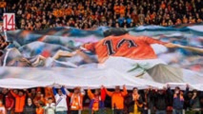 Telediario 1 - Homenaje en Amsterdam a Cruyff, el creador del 'Dream Team'