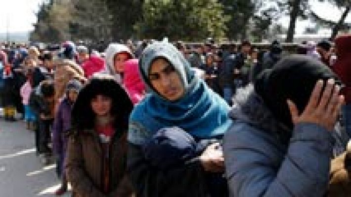 Grecia sigue evacuando a refugiados bloqueados en Idomeni