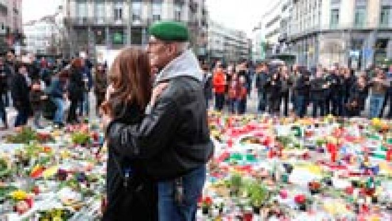 Siguen los homenajes espontneos a las vctimas de los atentados de Bruselas
