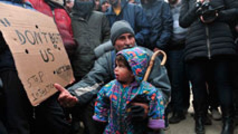 11.000 refugiados siguen esperando que se abra la frontera con Macedonia
