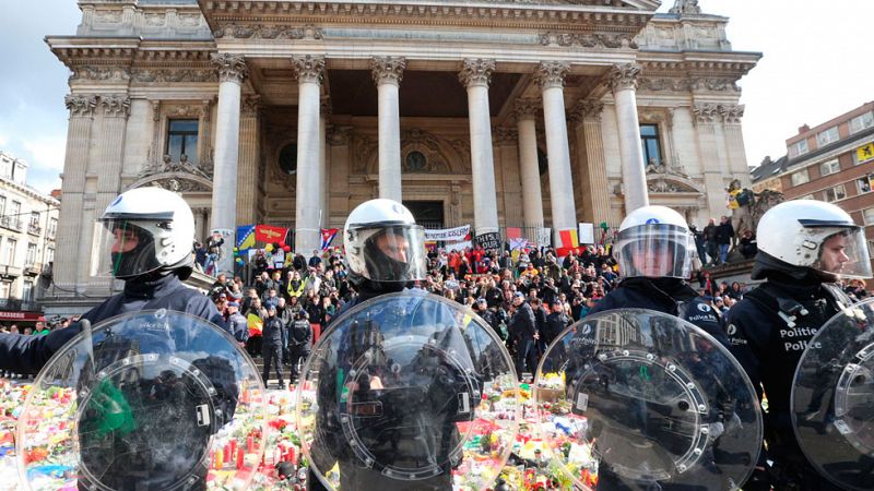 Una docena de detenidos al irrumpir un grupo de radicales en la plaza de la Bolsa de Bruselas