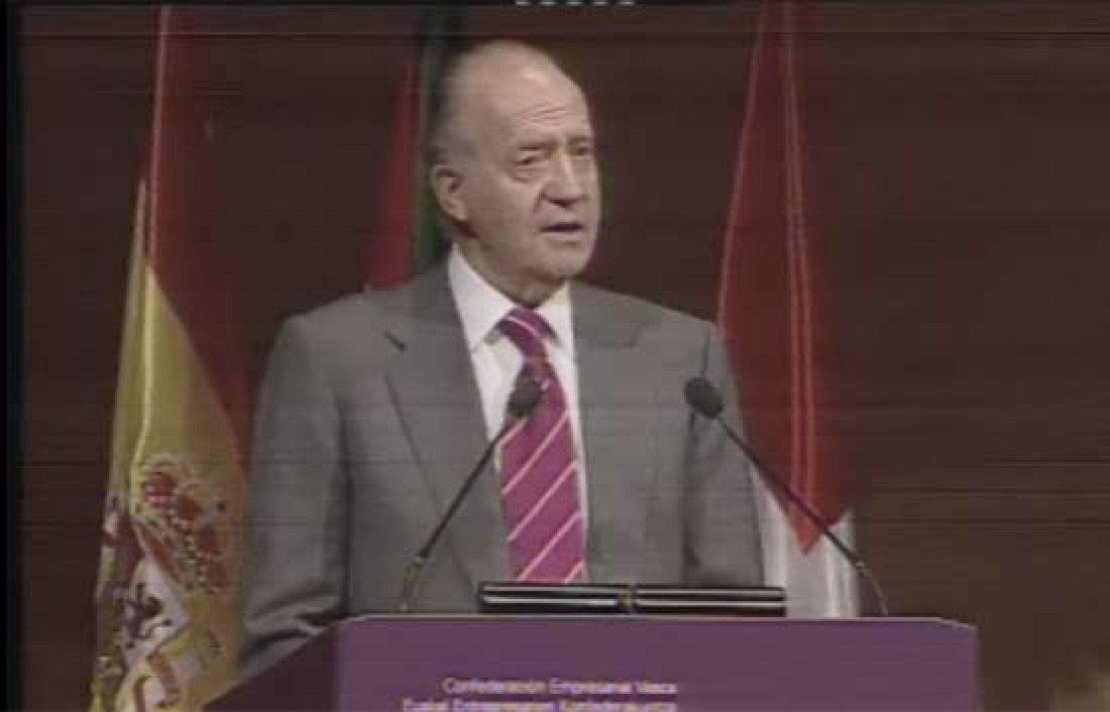 El Rey ha condenado el atentado de ETA que ha costado la vida al empresario Igancio Uría y ha transmitido al presidente de Confebask, Miguel Lazpiur, su convicción de que con la unidad de los demócratas se vencerá la barbarie (03/12/08).