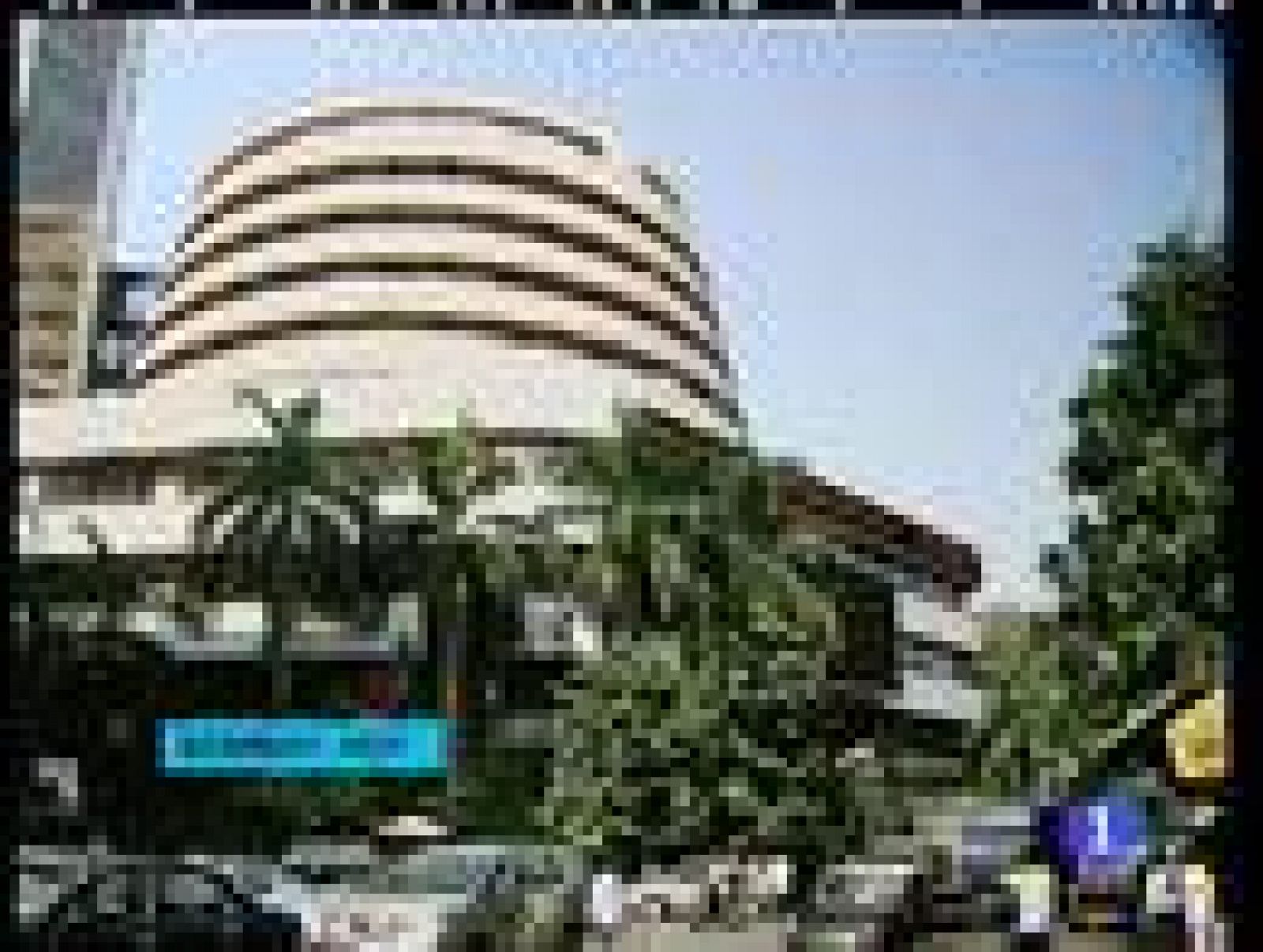 La policía ha desactivado dos artefactos explosivos que los terroristas pudieron dejar entre los equipajes de la estación de ferrocarril. Mientras, en esta enorme ciudad de 18 millones de habitantes, crece el temor de que los atentados supongan un duro revés para la economía de la India.  