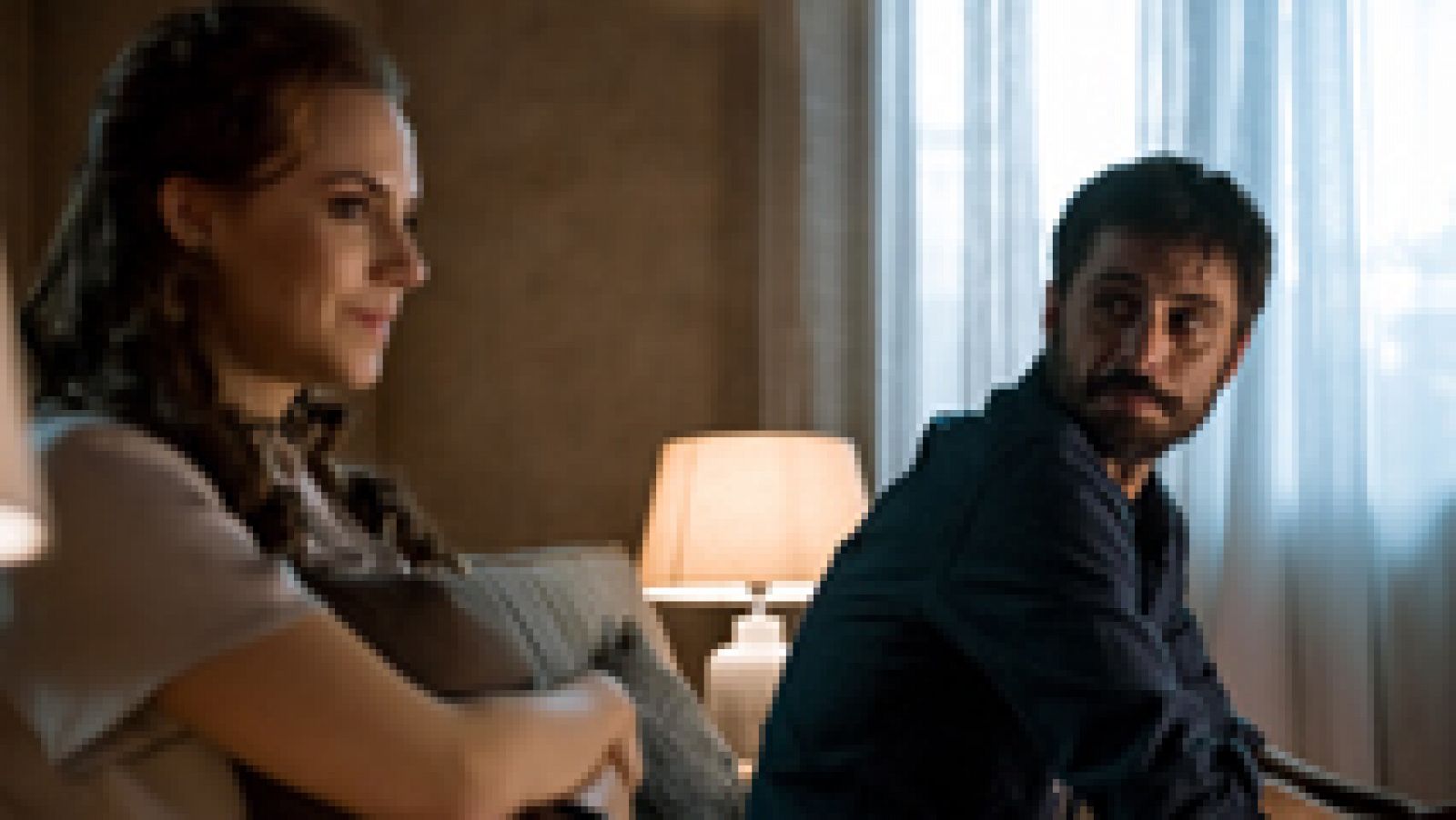 El Ministerio del Tiempo - Pacino intenta ligar con Amelia | Ver