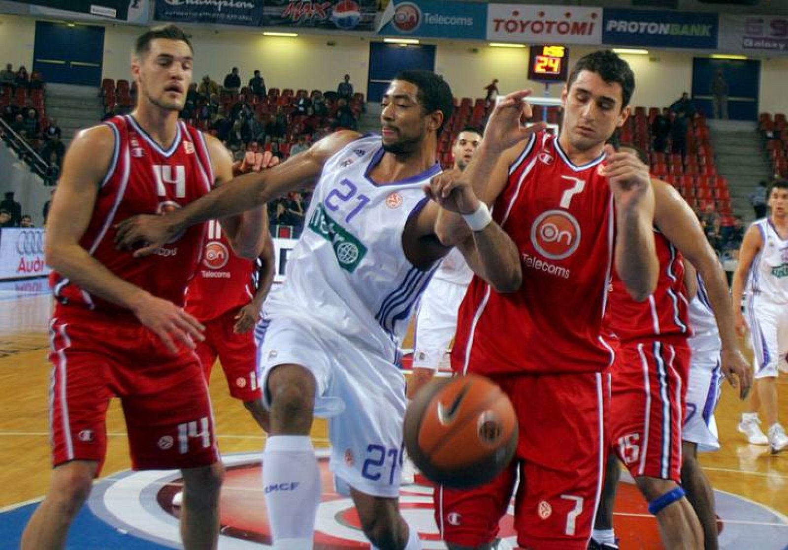 El Real Madrid ha perdido en la últimoa jugada del partido en un contragolpe, con un a canasta a dos segundos sobre el final, para poner el 68-66.