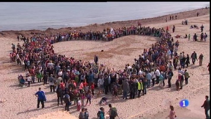 Informatiu Balear - Concentració a Son Serra de Marina contra el xibiu a la platja