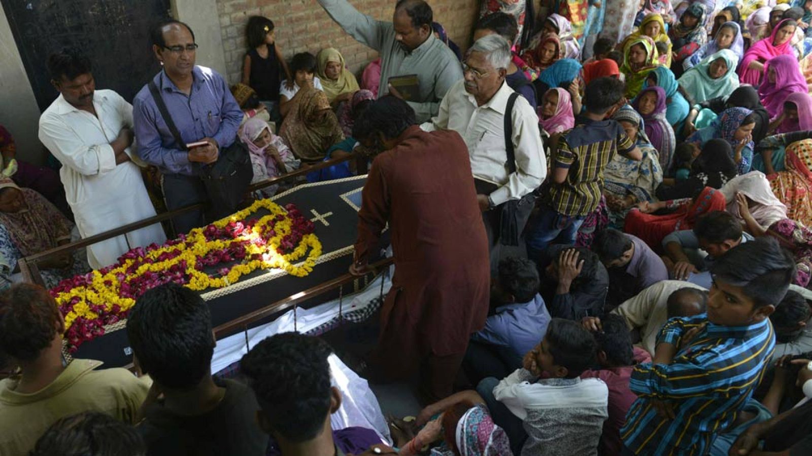 Pakistán entierra a los 72 fallecidos del atentado suicida del domingo y promete mayor seguridad | Ver