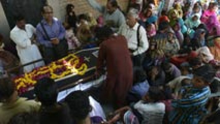 Pakistán entierra a los 72 fallecidos del atentado suicida del domingo y promete mayor seguridad