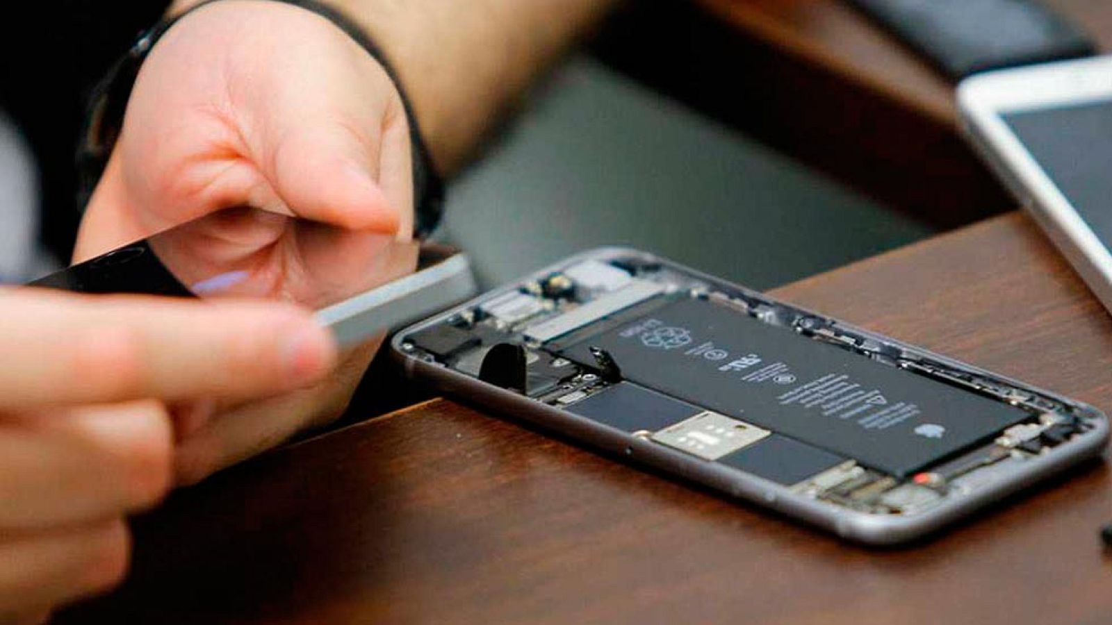 El FBI consigue acceder al móvil del autor del tiroteo de San Bernardino sin la ayuda de Apple