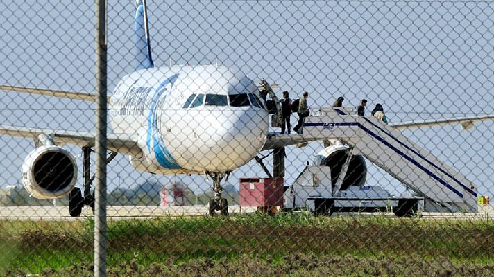 Los desayunos - Aterriza en Chipre un avión de Egyptair secuestrado