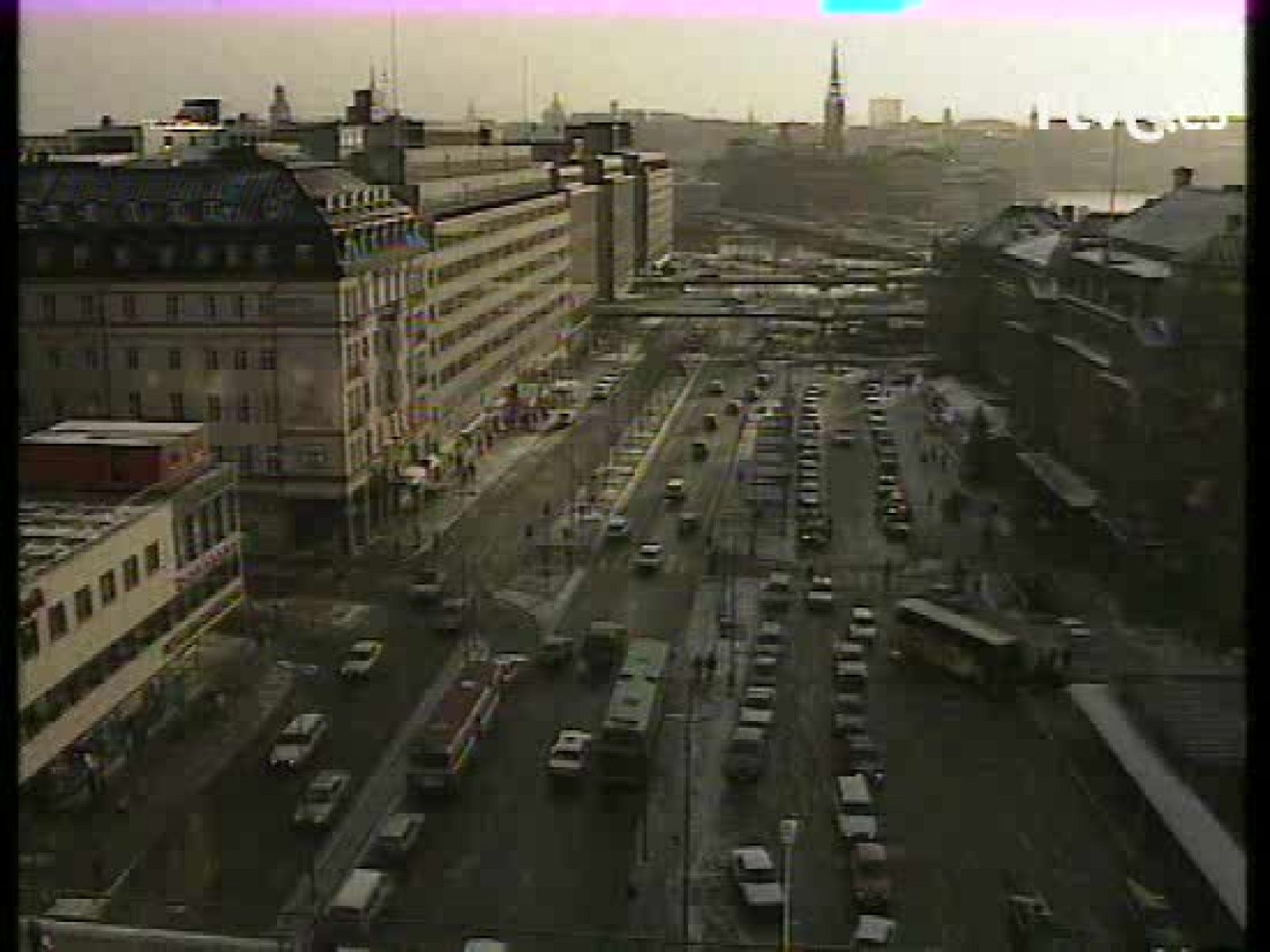 Breve reportaje sobre lo orgullosos que están los suecos de los premios Nobel y el interés con el que siguen la entrega de los galardones. 