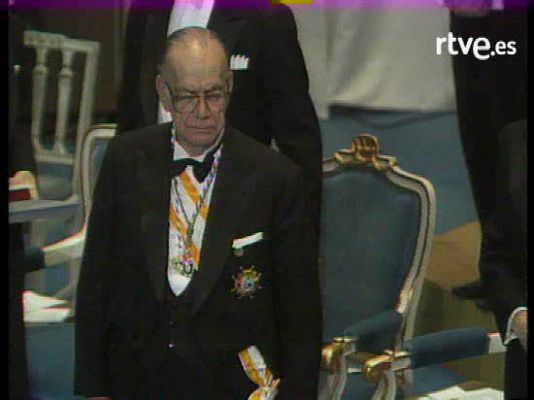 Personajes en el Archivo de RTVE - Nobel - Cela recoge Nobel