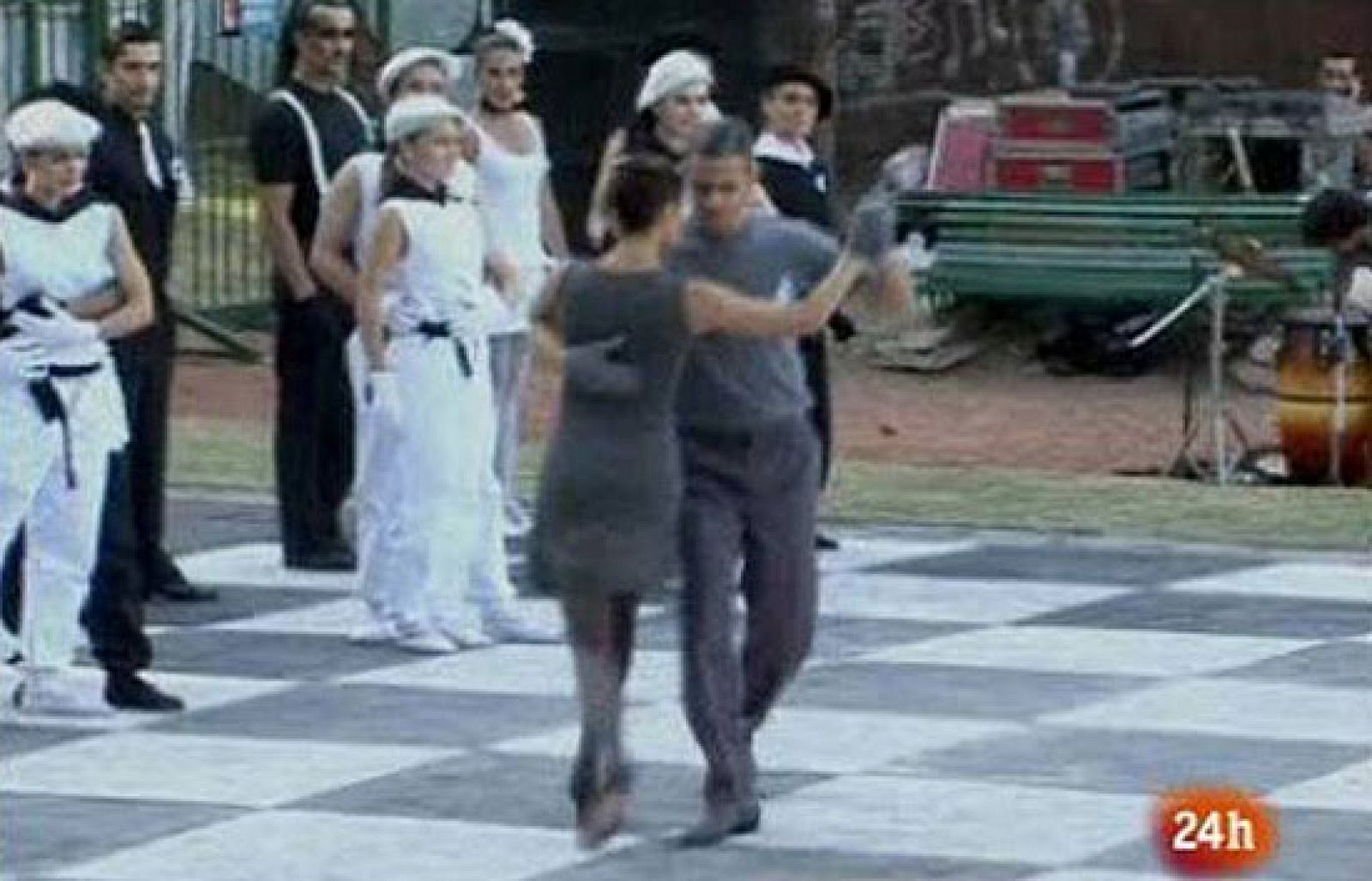 En la capital argentina se juega un curioso ajedrez viviente donde las piezas se mueven a ritmo de tango en un tablero de diez por diez metros. 
