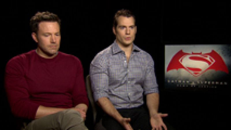 De película - Henry Cavill y Ben Affleck: "Los trajes de Batman y Superman también son impresionantes en persona" - Ver ahora